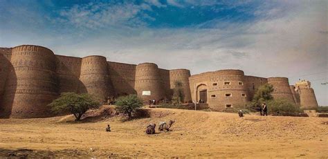 ¡Sumérgete en la Historia y el Arte: Descubre el Fuerte Derawar en Bahawalpur!