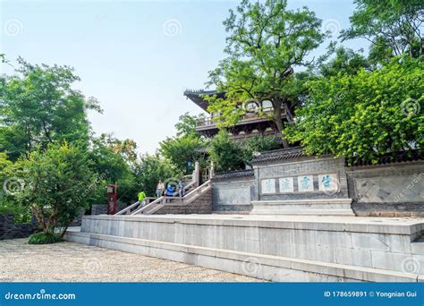 ¡Sumérgete en la Historia con el Templo de Beigushan! Una joya arquitectónica y un oasis espiritual en Zhenjiang.