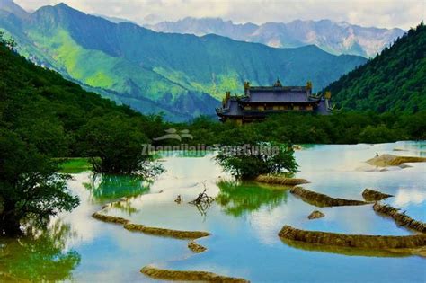  ¡Sumérgete en la Historia y la Naturaleza del Templo de Huanglong!