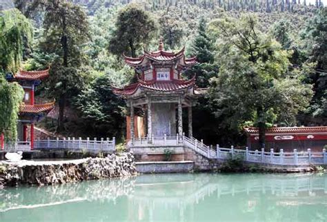 ¡Sumérgete en la Historia y la Naturaleza del Templo de los Tres Santos en Qujing!